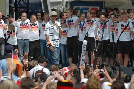 Xavier Naidoo mit der DFB-Elf vor dem Brandenburger Tor