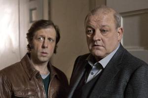 "Wilsberg: Tote Hose": Wilsberg (Leonard Lansink, r.) und Ekki (Oliver Korittke) stellen fest, dass die Wohnung des Verdächt...