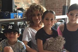 So glücklich sieht Familie Lopez am Set aus