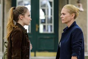 "Helen Dorn: Verlorene Mädchen": Helen Dorn (Anna Loos, r.) will Mila (Tara Fischer) zeigen, dass sie auf ihrer Seite steht