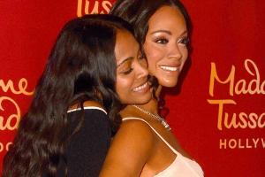Zoe Saldana mit ihrer Wachsfigur bei Madame Tussauds Hollywood