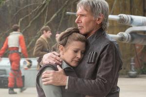 Carrie Fisher - hier mit Harrison Ford in "Das Erwachen der Macht" - wird auch in "Episode IX" einen Auftritt haben