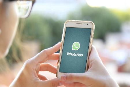 Ob sie gleich über WhatsApp eine Fotoserie verschicken will?