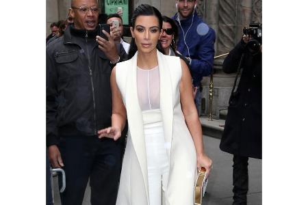 Kim Kardashian lässt ihre 1,59 Meter im White-All-Over-Look viel größer aussehen
