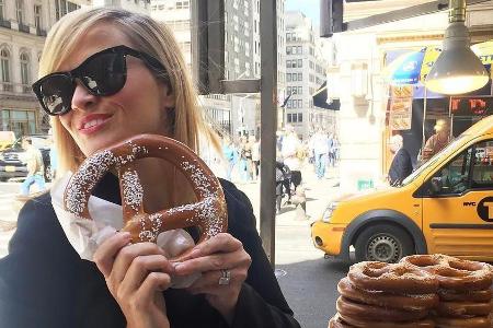 Reese Witherspoon kann von Brezeln offensichtlich gar nicht genug bekommen