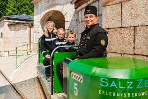 Mit einem kleinen Zug fahren die Besucher hinein in den Berg