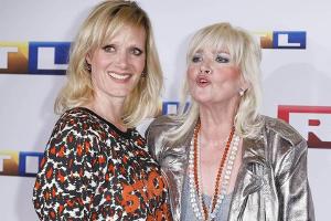 Gaby Köster (r.) und Anna Schudt bei der Premiere von "Ein Schnupfen hätte auch gereicht" in Köln