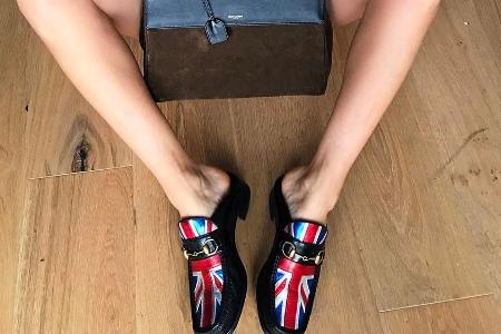 Die italienische Modebloggerin Chiara Ferragni hat sich für Backless Slipper mit britischer Flagge entschieden