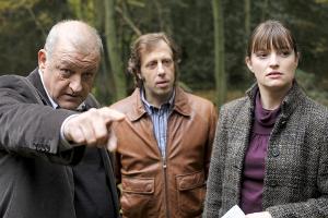 "Wilsberg: Bullenball": Georg Wilsberg (Leonard Lansink, l.), Ekki Talkötter (Oliver Korittke) und Alex Holtkamp (Ina Paule ...