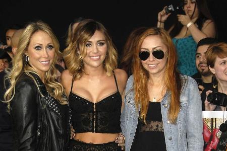 Miley Cyrus (M.) mit ihrer Mutter Tish (l.) und ihrer Halb-Schwester Brandi