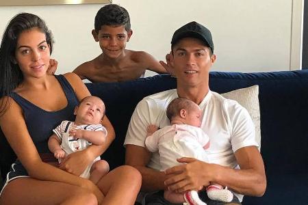 So berühmt und doch so normal: Christiano entspannt mit seiner Familie auf der Couch