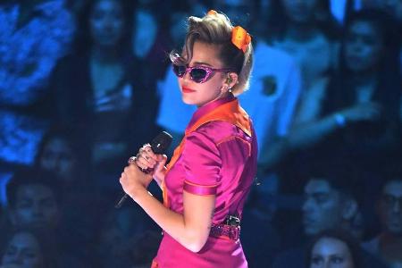 Zwar haben wir Miley Cyrus schon ganz anders kennen gelernt, aber brav ist sie noch lange nicht