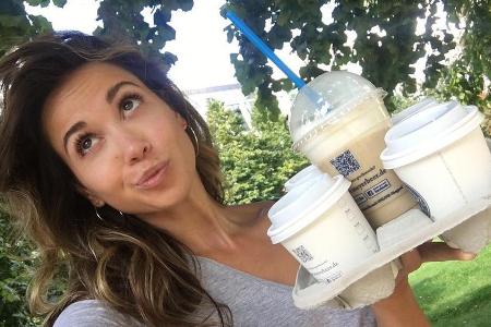 Mit Schnute und zerzausten Haaren trägt Grace Capristo Kaffee spazieren