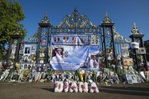 Vor dem Kensington Palast haben viele Fans Blumen niedergelegt