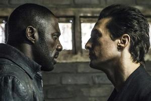 Der Revolvermann Roland (Idris Elba, l.) trifft seinen Nemesis, den Mann in Schwarz (Matthew McConaughey)