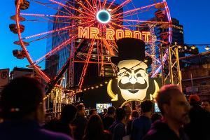 In "Mr. Robot" spielt auch ein Jahrmarkt eine Rolle, das Bild zeigt aber kein Set, sondern ein kreatives Event zur Serie