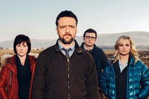 "Inspector Mathias - Mord in Wales:": Chief Inspector Tom Mathias (Richard Harrington, v.) mit seinem Team