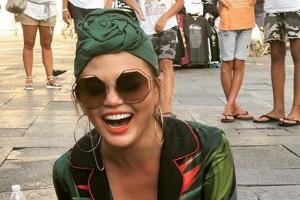 Chrissy Teigen strahlt über beide Ohren