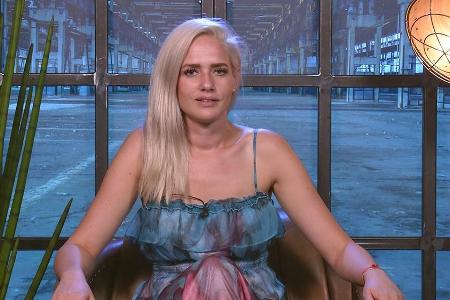 Sarah Knappik ahnt noch nichts von der Verschwörung