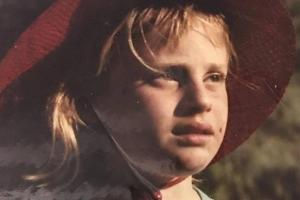 Rebel Wilson trägt als junges Mädchen stolz das für Australien typische Känguru auf der Brust