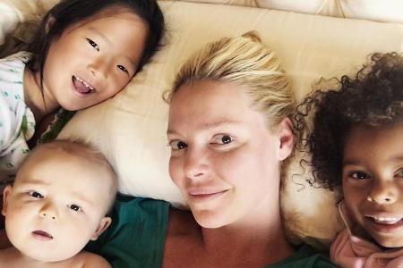 Katherine Heigl kuschelt mit ihrem Nachwuchs