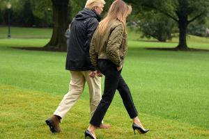 Schon in der Wiese vor dem Weißen Haus hatte Melania Probleme mit ihren Schuhen - und das ist nur in politischer Hinsicht ei...