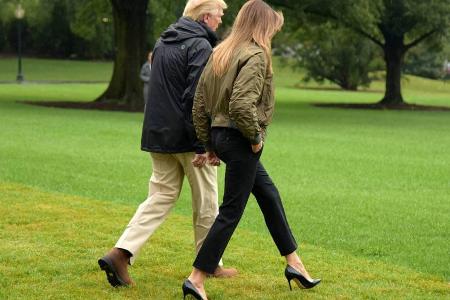 Schon in der Wiese vor dem Weißen Haus hatte Melania Probleme mit ihren Schuhen - und das ist nur in politischer Hinsicht ei...
