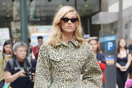 Leoprint geht immer: Elsa Hosk auf dem Weg zur Anprobe für 
