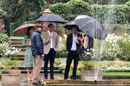 Kate, William und Harry sprechen im weißen Garten mit Gärtnern des Kensington Palasts