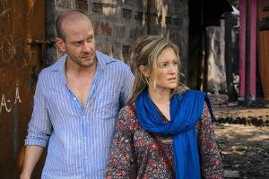 "Monsoon Baby": Mark (Robert Kuchenbuch) und Nina (Julia Jentsch) auf der Suche im Slum