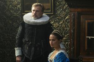 Das Ehepaar Sophia (Alicia Vikander) und Cornelis Sandvoort (Christoph Waltz) lässt ein Bild von sich malen
