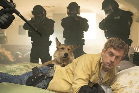 Der verkaterte Franz Eberhofer (Sebastian Bezzel) und Hund Ludwig werden unsanft vom SEK geweckt