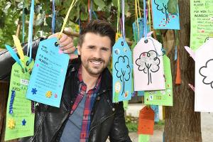 Thore Schölermann vor seinem Wunschbaum