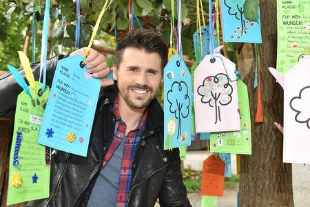 Thore Schölermann vor seinem Wunschbaum