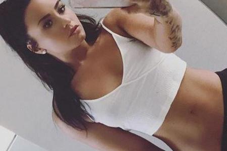 Demi Lovato präsentiert stolz ihren durchtrainierten Bauch