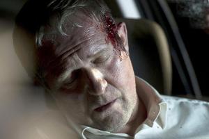 "Tatort: Unvergessen": Oberleutnant Moritz Eisner (Harald Krassnitzer) liegt mit einem Kopfschuss schwer verletzt in seinem ...