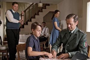 "Der verlorene Bruder": Dorfpolizist Frank Rudolf (Matthias Matschke, r.) nimmt die Fingerabdrücke der Blaschkes, um sie mit...