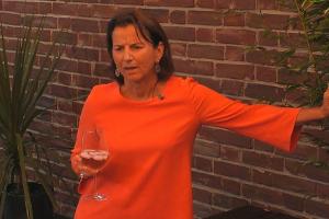 Luxuslady Claudia Obert kann ihre Drinks jetzt wieder in Freiheit genießen