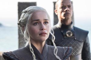 Khaleesi (Emilia Clarke) würde Piraten vermutlich ihre Drachen auf den Hals hetzen