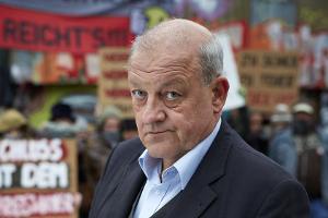 "Wilsberg: Mord und Beton": Wilsberg (Leonard Lansink) undercover bei einer Demonstration