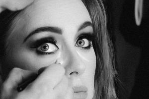 Damit der Concealer lang hält, hat Adeles Make-up-Artist einen tollen Trick parat
