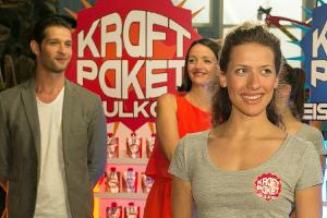 "Alles was zählt": Lotte (r.) wird von Deniz und Jenny als neues 'Vulkan-Mädchen' vorgestellt