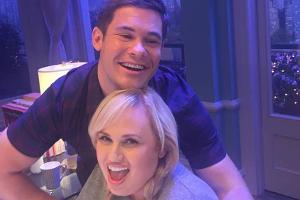 Am Set zu einem weiteren gemeinsamen Film haben Rebel Wilson und Adam DeVine mächtig Spaß