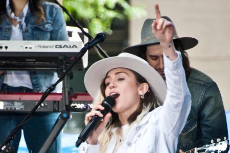 Hinter der Bühne bei den MTV Video Music Awards war es nicht der Zeigefinger, den Miley Cyrus in die Kamera hielt.