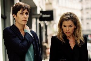 "Tödliche Geheimnisse": Chefredakteurin Karin Berger (Anke Engelke, r.) trifft sich mit Reporterin Rommy Kirchhoff (Nina Kun...