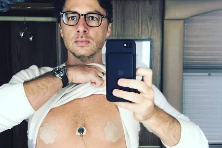 Er kann es tragen: Schauspieler Zach Braff verdeckt seine Brustwarzen unter Klebepads