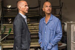 "Besser als Du": Tom (Christoph Maria Herbst, r.) und Matthias (Christoph Maria Herbst, l.) besprechen heimlich, wie es mit ...