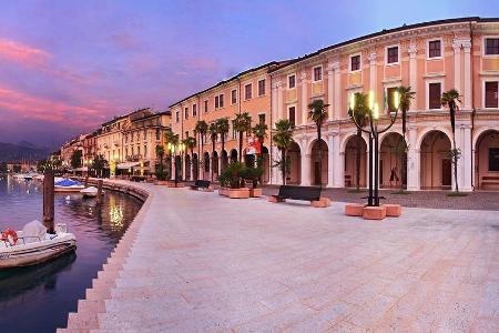 Prächtige Palazzi und bunte Häuser prägen das Stadtbild von Salò