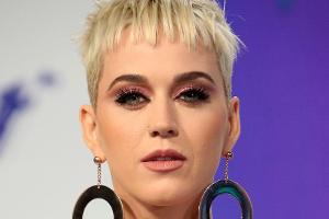 Eine Helferin verletzte sich auf Katy Perrys Tour schwer am Fuß