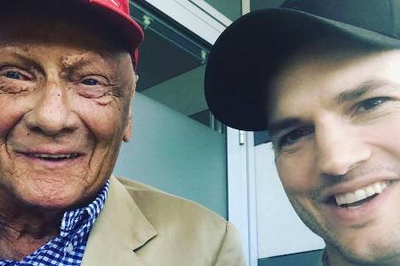 Wer ist denn hier der größere Star? Ashton Kutcher auf einem Selfie mit Niki Lauda